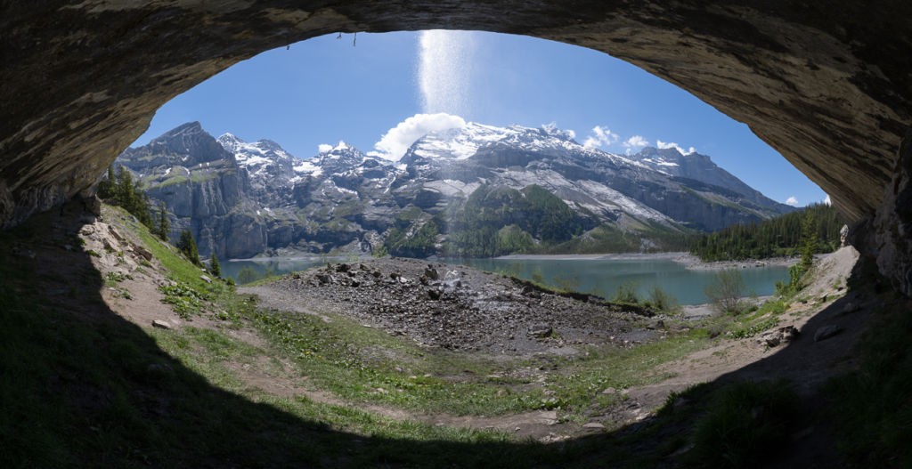 The Oeschinensee lake vidwed from the shores inside a cave