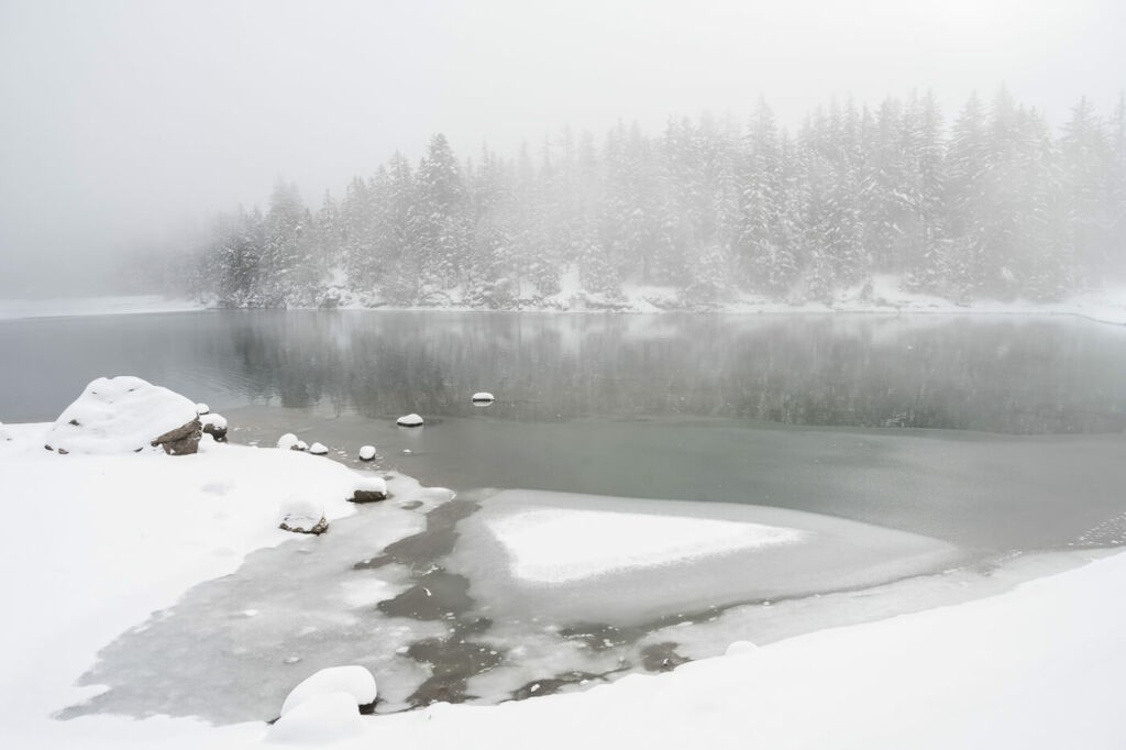 Arnisee in winter, an alpine lace surrounded by a snowy landscape