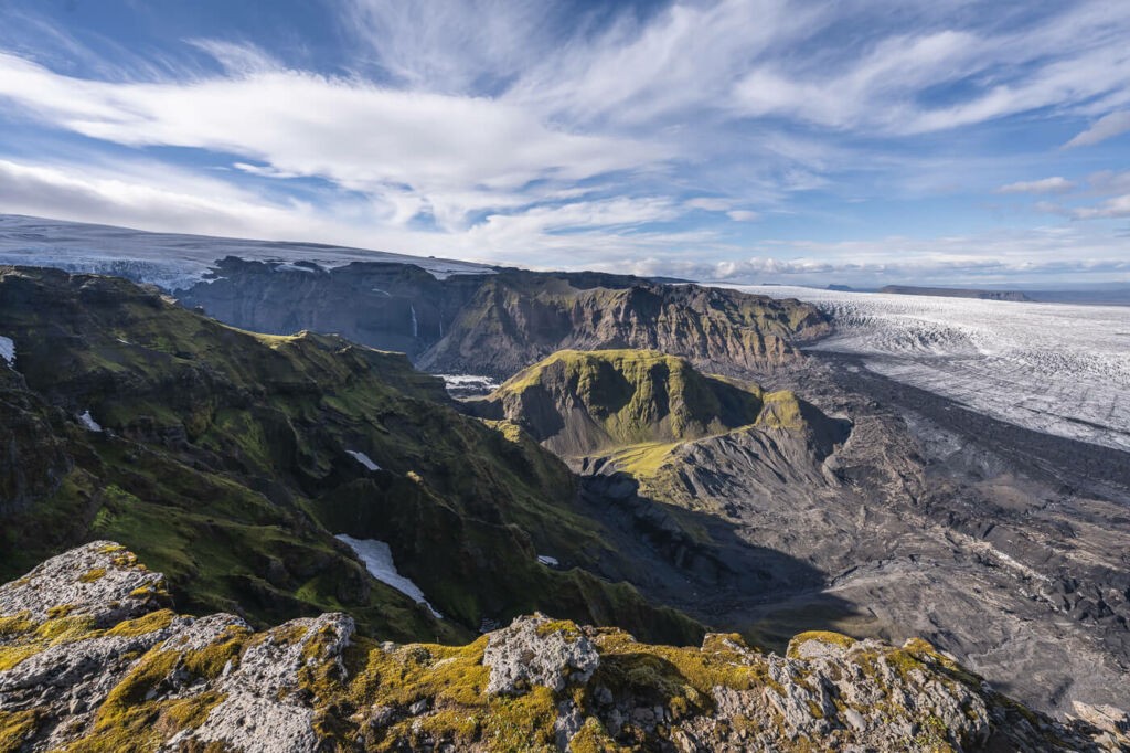 Glaciers in south Iceland on a sunny day, which can be viewed on the The Huldujökull Hike in Þakgil