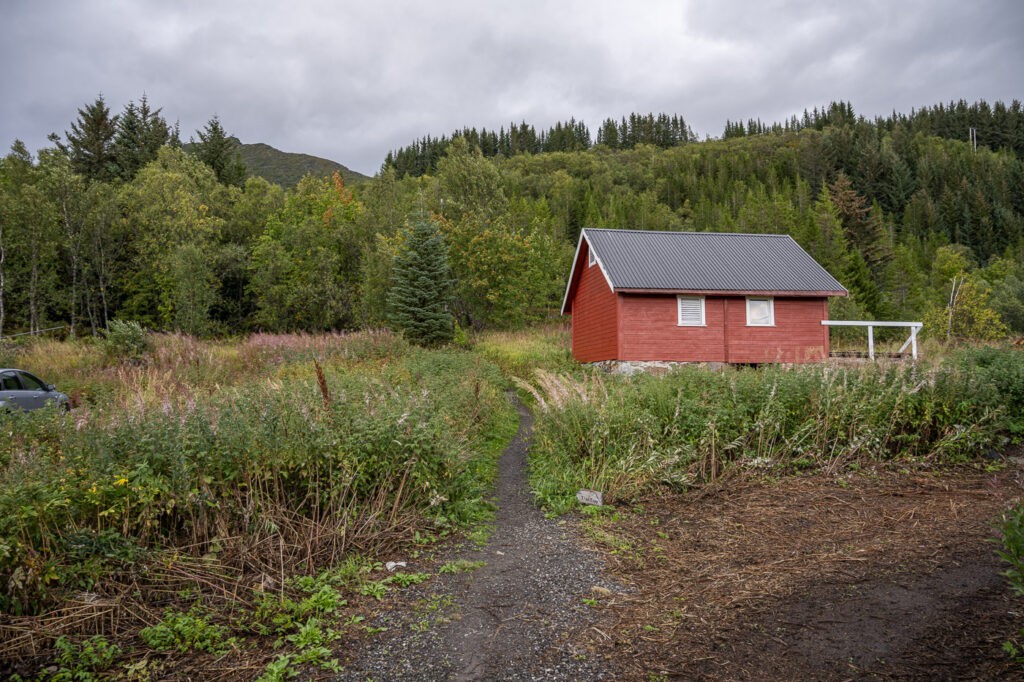 Beginning of the trail to Husfjellet with a typical red norwegian cabin