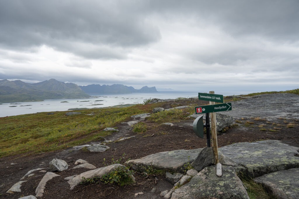 Sommardalen summit signpost on the trail to Husfjellet