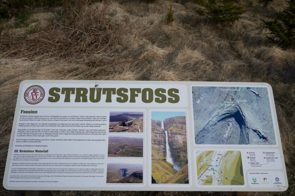 Information board about Strutsfoss with photos and a map of the hike