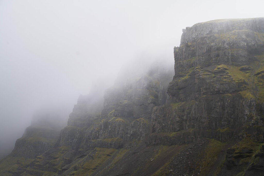 Cliffs of the Strutsgil canyon in the fog.