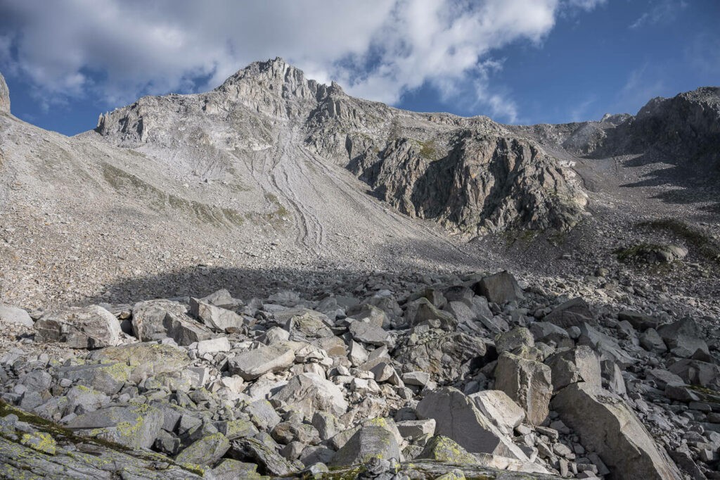 Boulder fields below the Chüebodenhorn and the Gerenpass. The trail too hike to the Chüebodengletscher and Gerenpass is on the left.