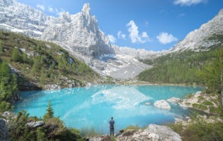 Hiker at lago di sorapis looking at the landscape