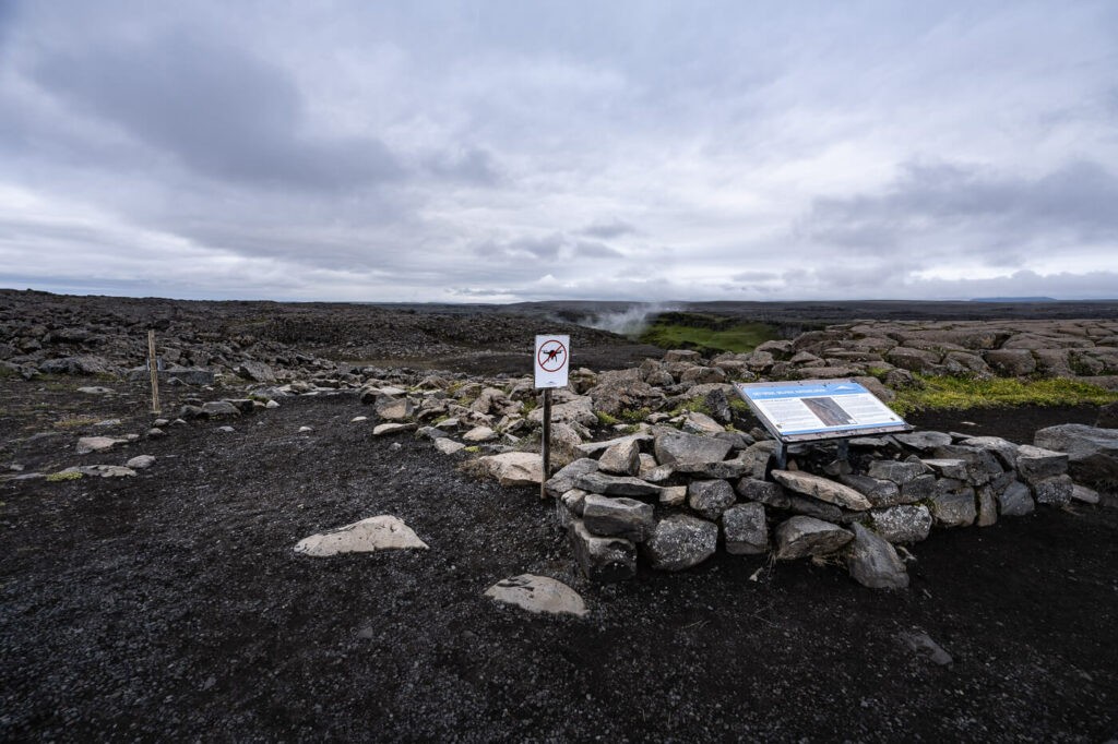 Trailhead of the Dettifoss, Selfoss and Hafragilsfoss hike on the Westside with an information point and board.
