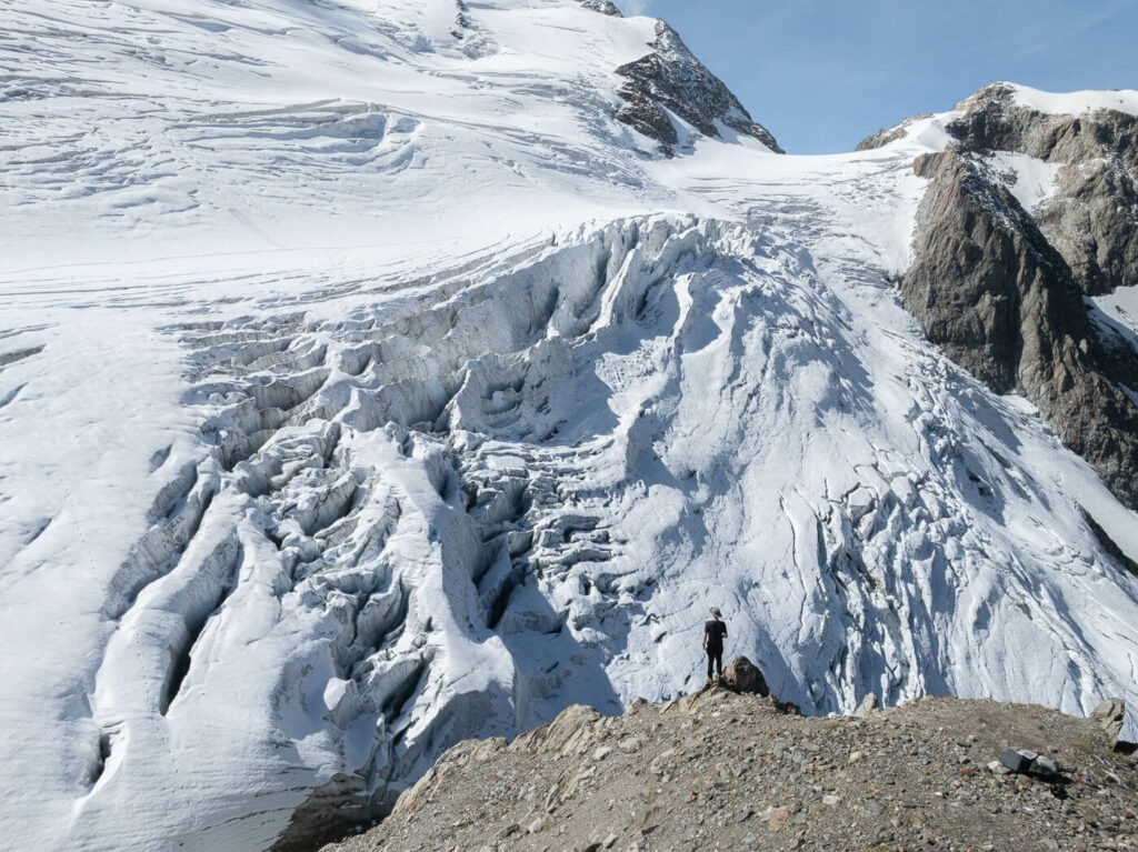 Hiker looking at crevasses of the steingletscher